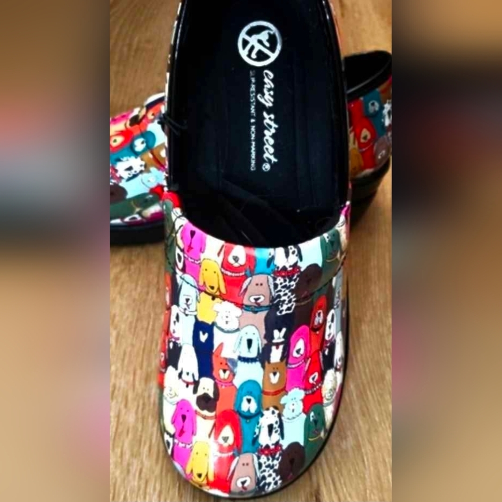 Easy Street Patent Slip Resistant Cushion Sole Multicolor Dog Print Slip-ons 7.5 - Picture 2 of 10